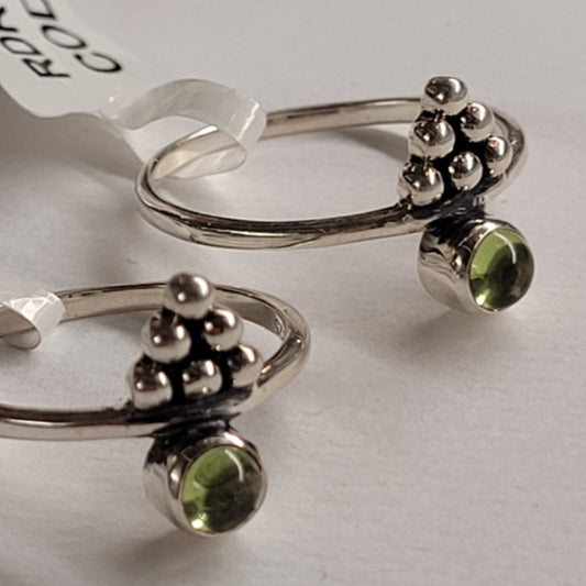 Ring Peridot (small triangle of balls over stone)